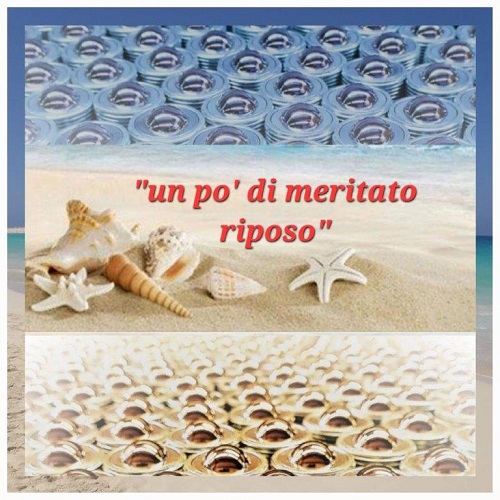 Annuncio chiusura estiva 2022 con sfere portanti su sfondo marino e conchiglie.